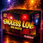 Коробка с фейерверком «Endless Love», 258 зарядов, зажженных ночью на темном фоне