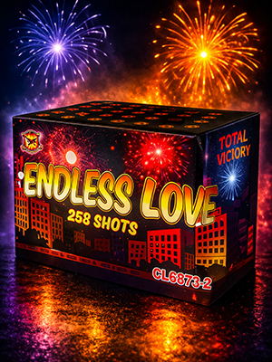 Коробка с фейерверком «Endless Love», 258 зарядов, зажженных ночью на темном фоне