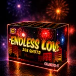 Коробка с фейерверком «Endless Love», 258 зарядов, зажженных ночью на темном фоне