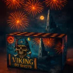 Cutie de artificii Viking cu 80 de focuri, cu design tematic viking și explozii colorate de artificii pe cer noaptea
