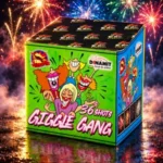 Baterie de artificii Giggle Gang cu 36 de focuri, cutie verde cu personaje vesele, pe fundal de artificii colorate