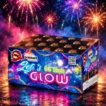 Baterie de artificii Let's Glow cu 66 de focuri, cutie cu inscripție neon pe fundal de artificii colorate